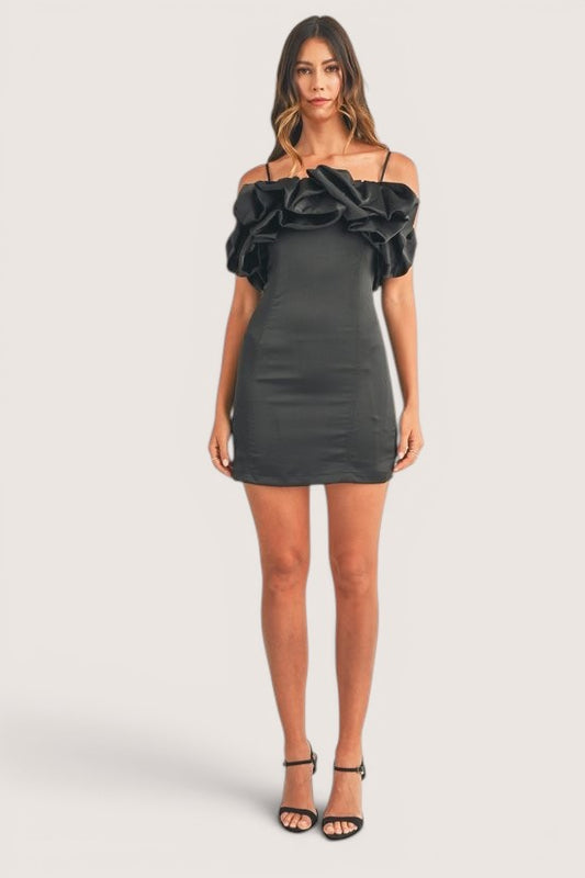 Vestido Corto satin Pegado olanes en hombros Negro