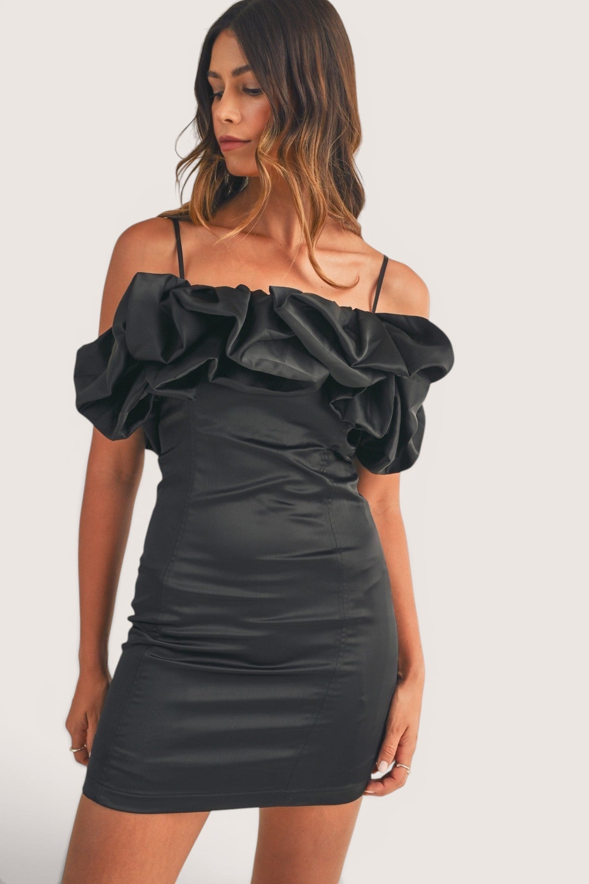 Vestido Corto satin Pegado olanes en hombros Negro