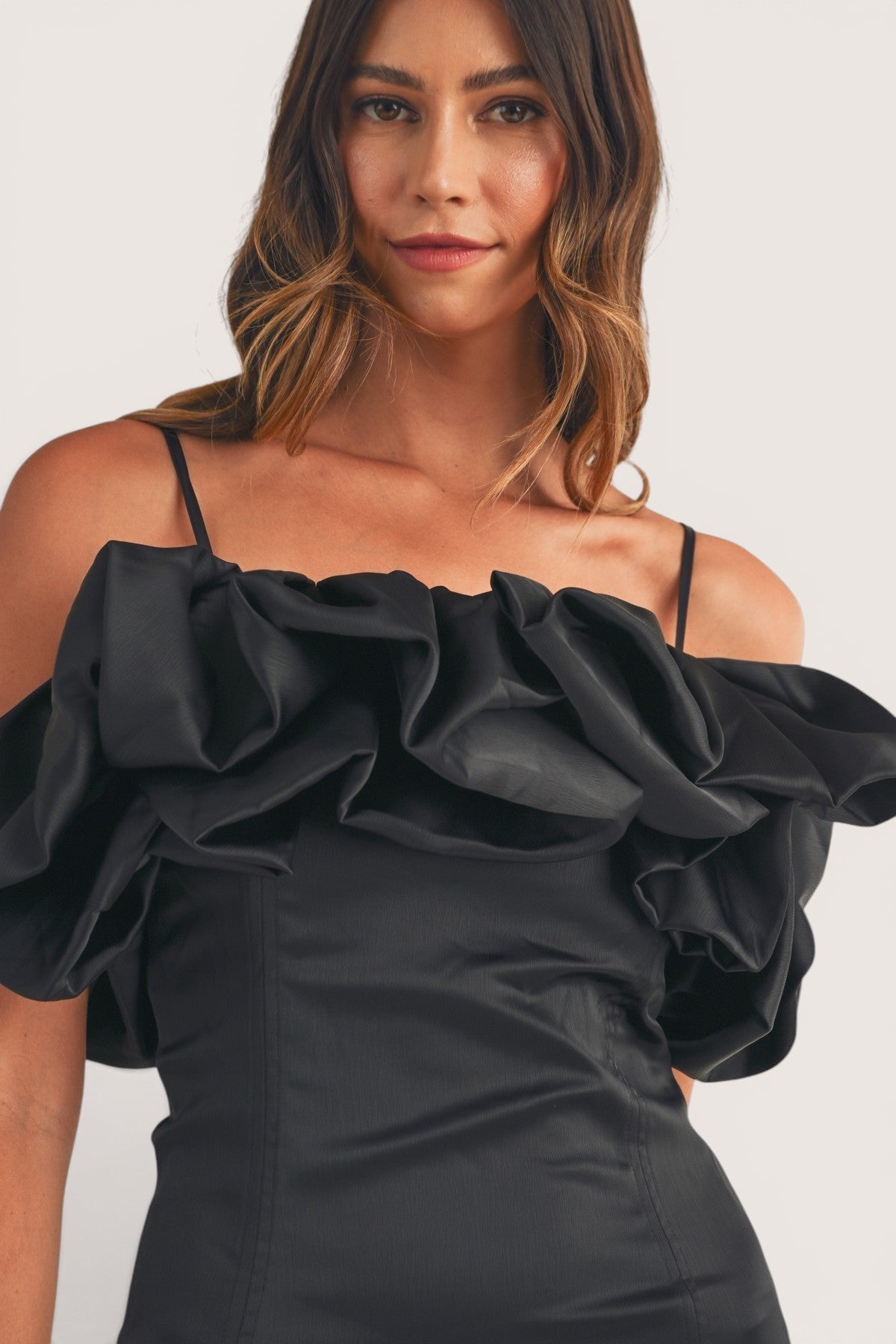 Vestido Corto satin Pegado olanes en hombros Negro