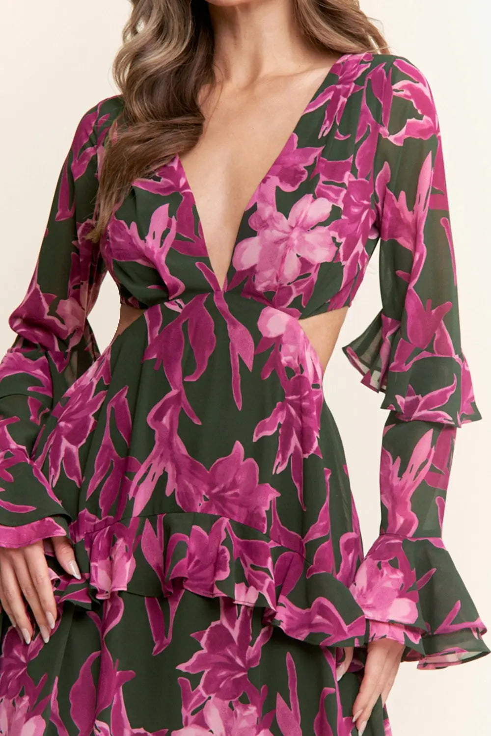 Vestido Floral Verde con Fucsia – Elegancia y Movimiento