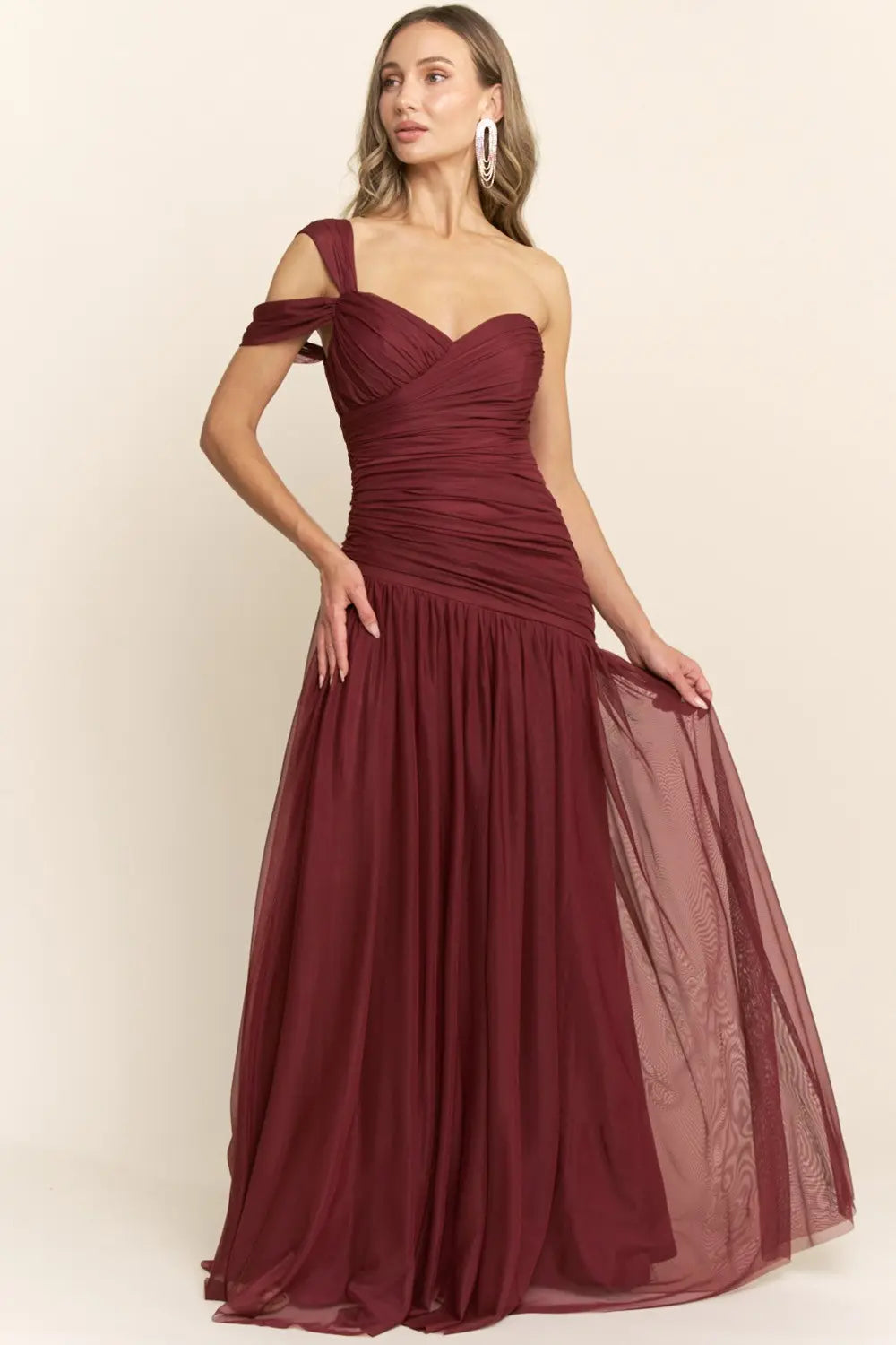 Vestido de noche vino tinto drapeado asimétrico