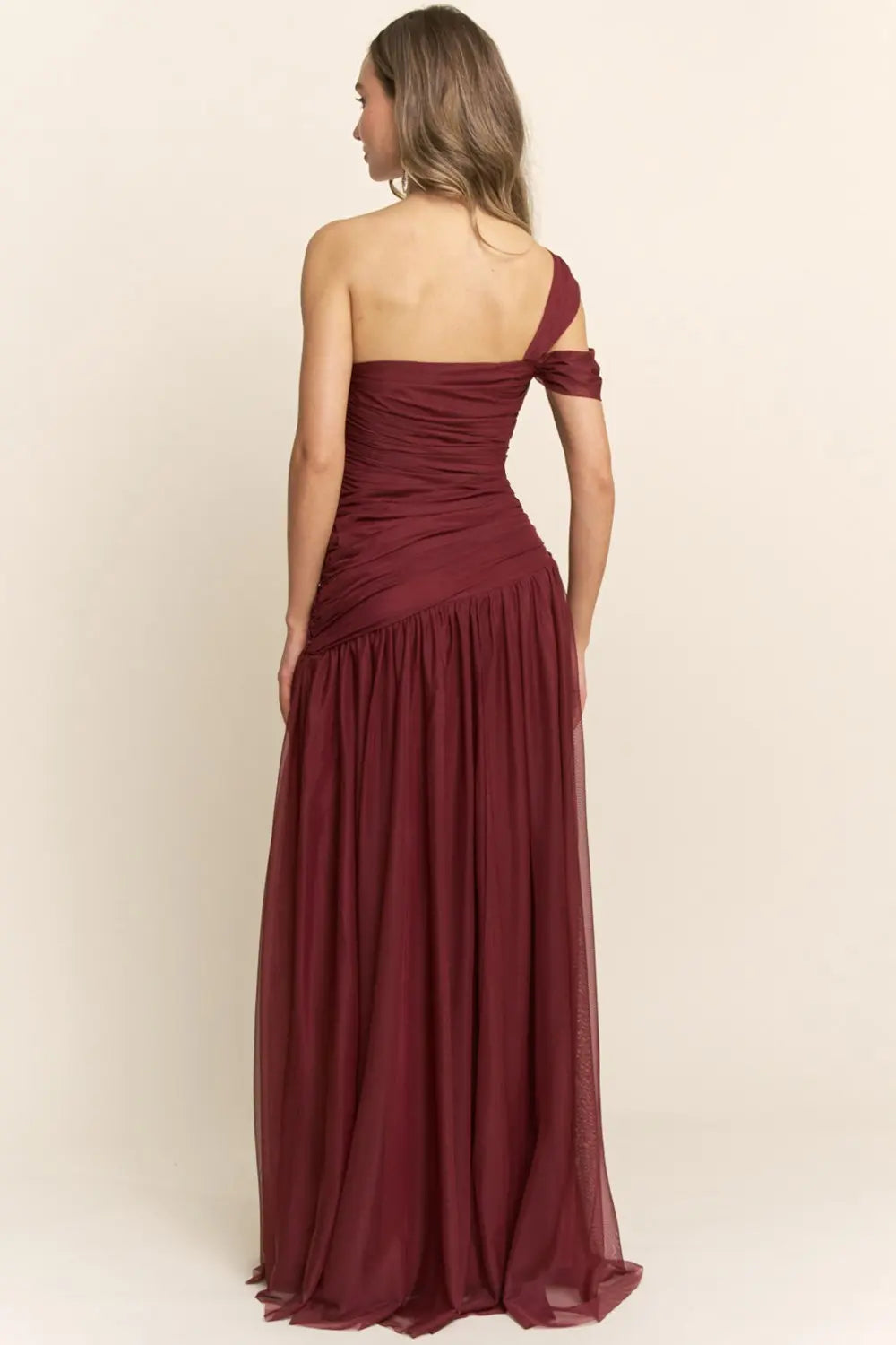 Vestido de noche vino tinto drapeado asimétrico