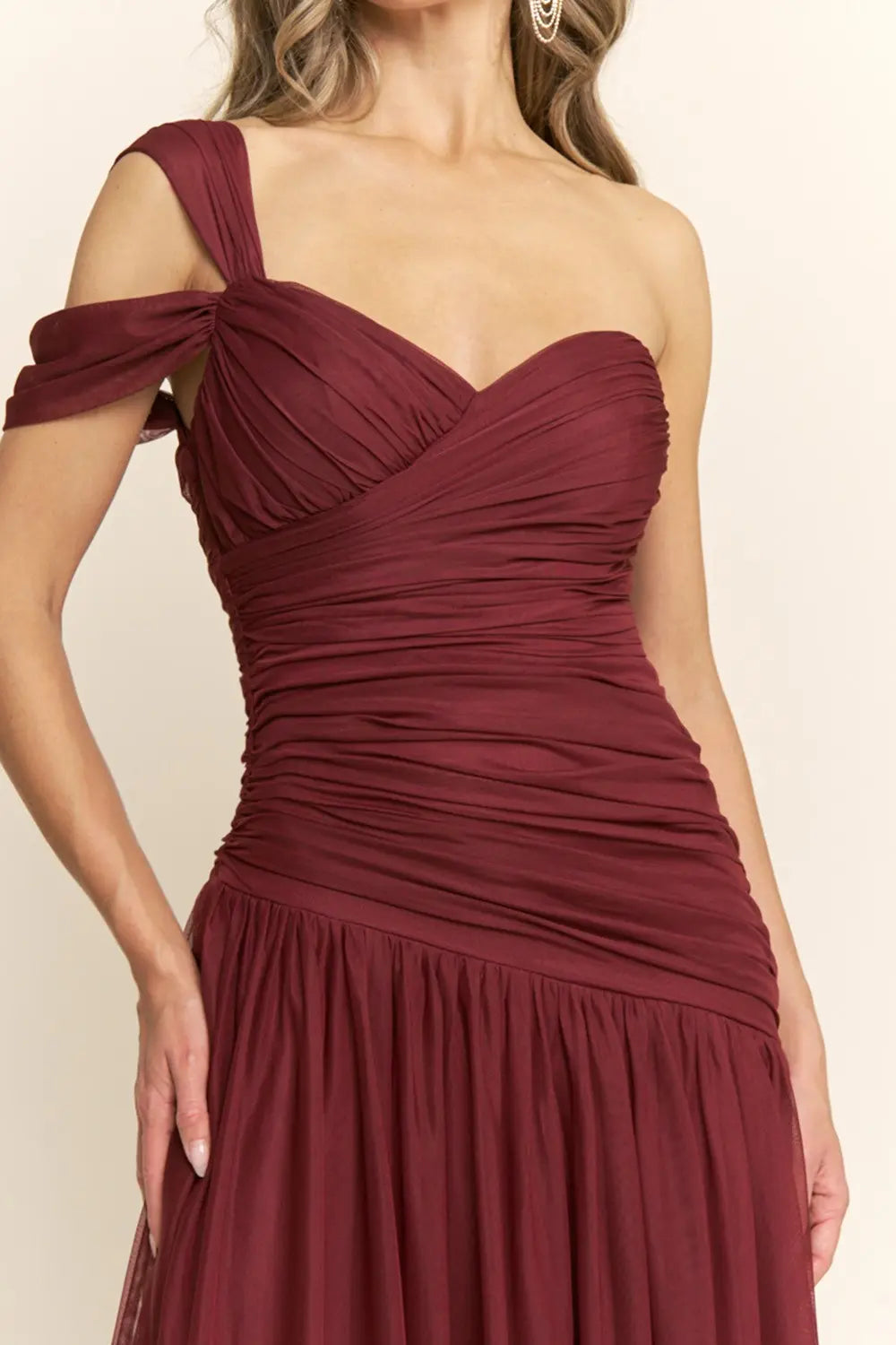 Vestido de noche vino tinto drapeado asimétrico