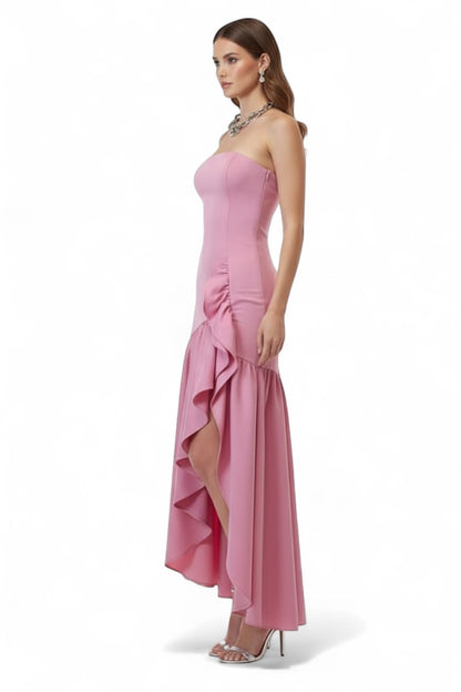Vestido strapless rosa con volante asimétrico