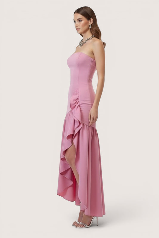 Vestido strapless rosa con volante asimétrico