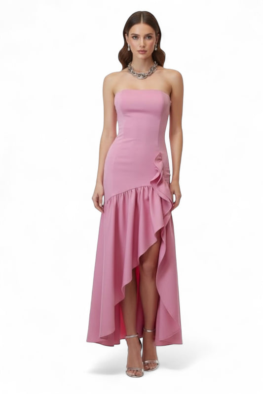 Vestido strapless rosa con volante asimétrico