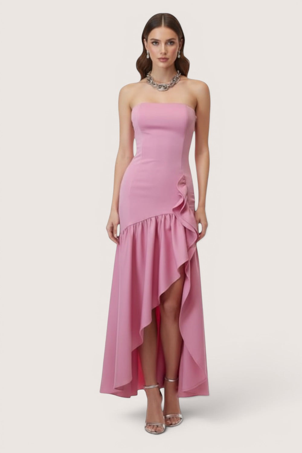Vestido strapless rosa con volante asimétrico