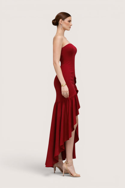 Vestido strapless rojo con volante asimétrico