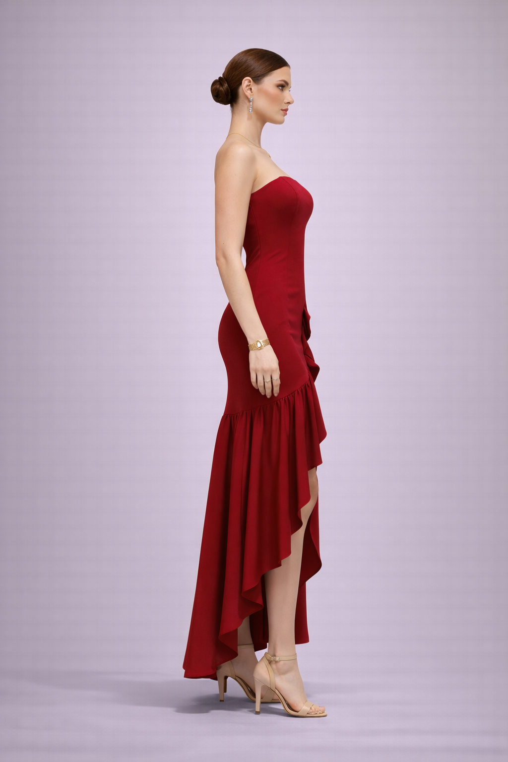 Vestido strapless rojo con volante asimétrico