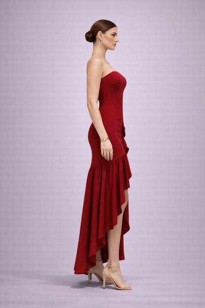 Vestido strapless rojo con volante asimétrico