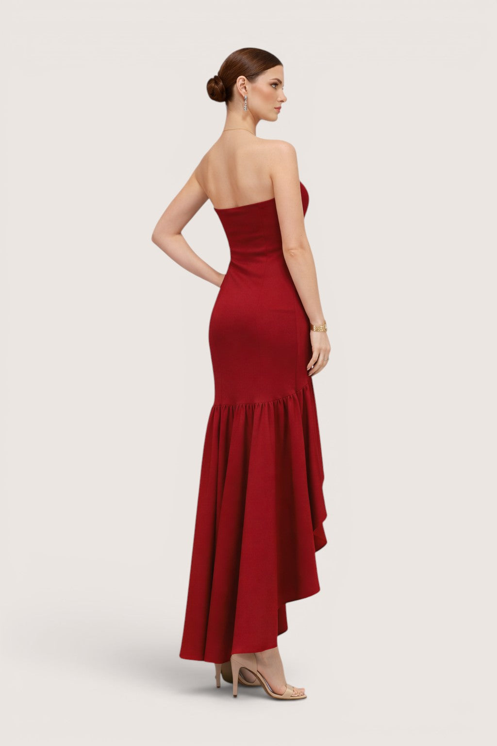 Vestido strapless rojo con volante asimétrico