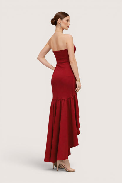 Vestido strapless rojo con volante asimétrico