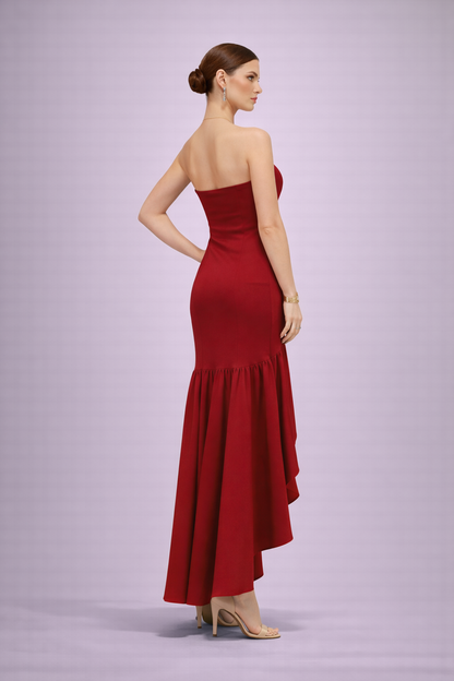 Vestido strapless rojo con volante asimétrico