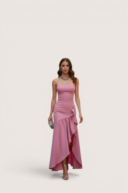 Vestido strapless rosa con volante asimétrico