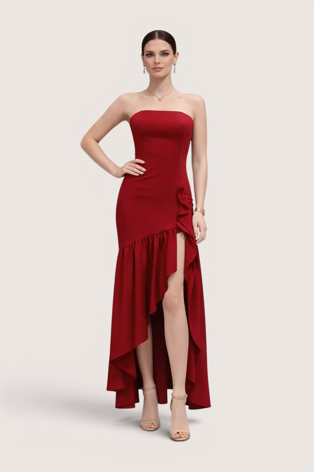 Vestido strapless rojo con volante asimétrico