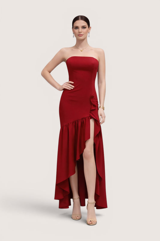 Vestido strapless rojo con volante asimétrico
