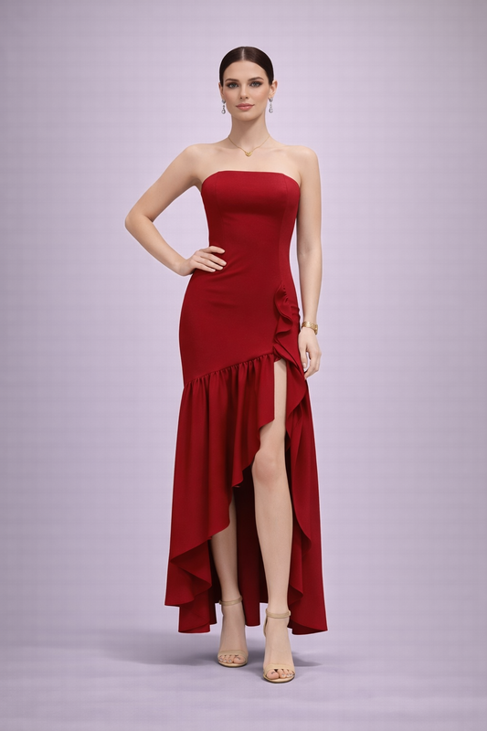 Vestido strapless rojo con volante asimétrico