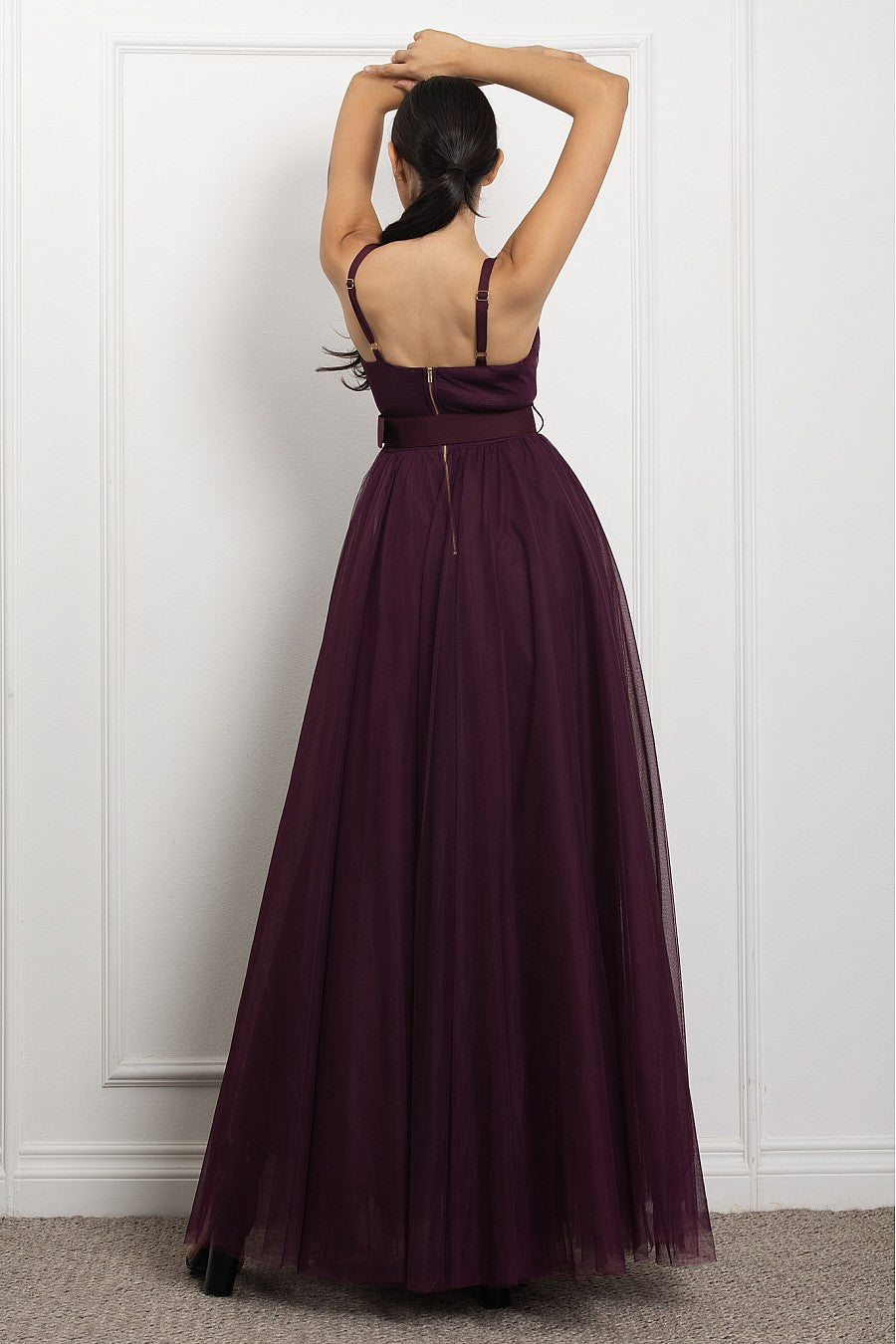 Vestido de Tul Ciruela con Cinturón Elegante