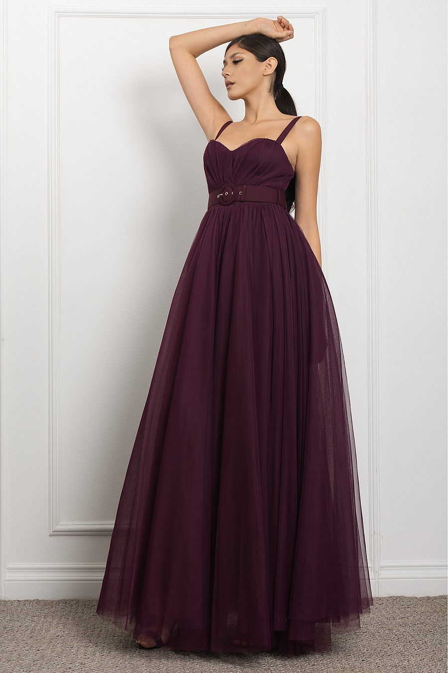 Vestido de Tul Ciruela con Cinturón Elegante