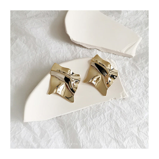 Aretes Placa Irregular Martillada Dorada