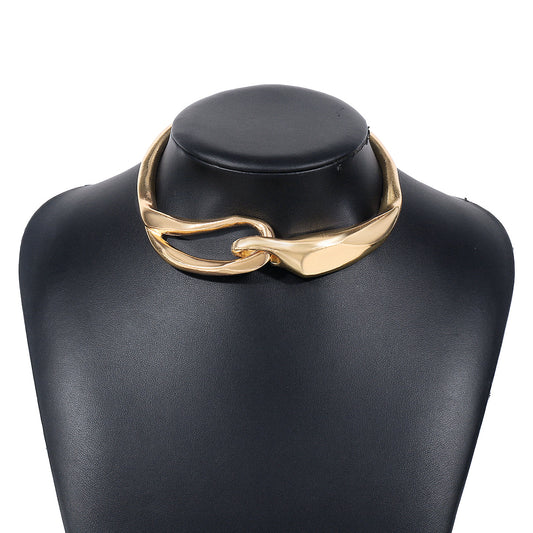 Collar Rígido Nudo Escultural Dorado