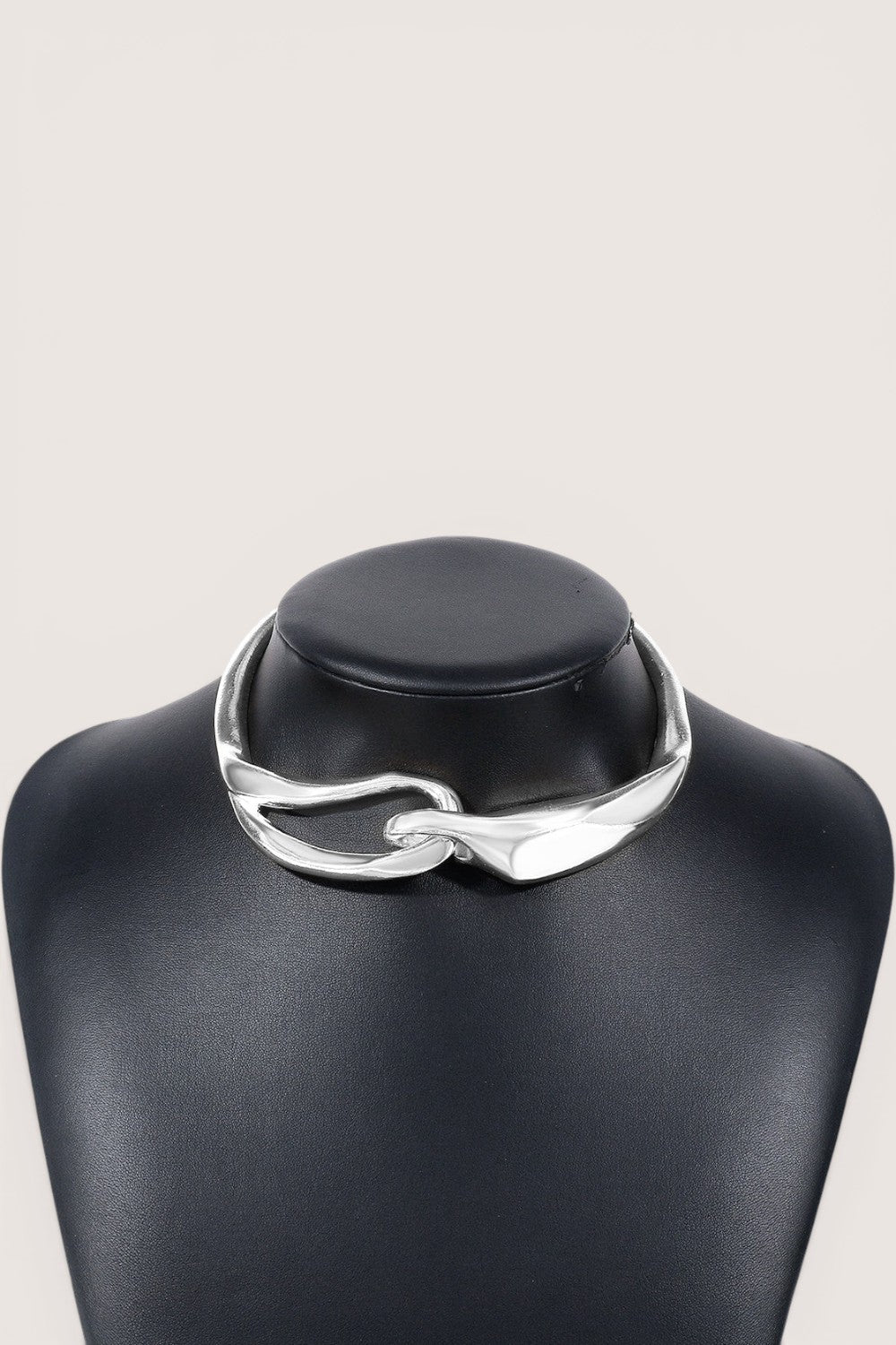 Collar Choker Rígido Nudo Plateado