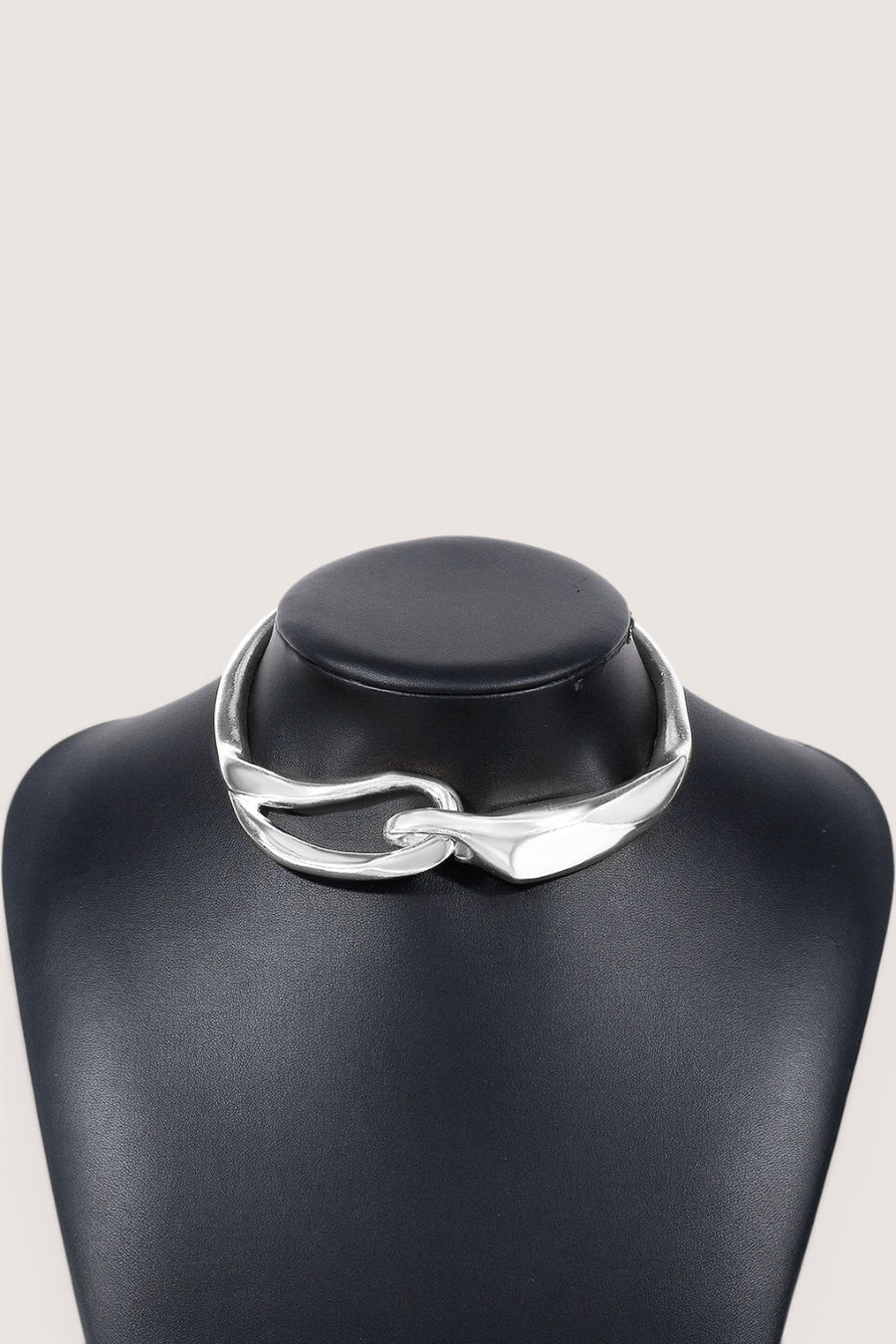 Collar Choker Rígido Nudo Plateado
