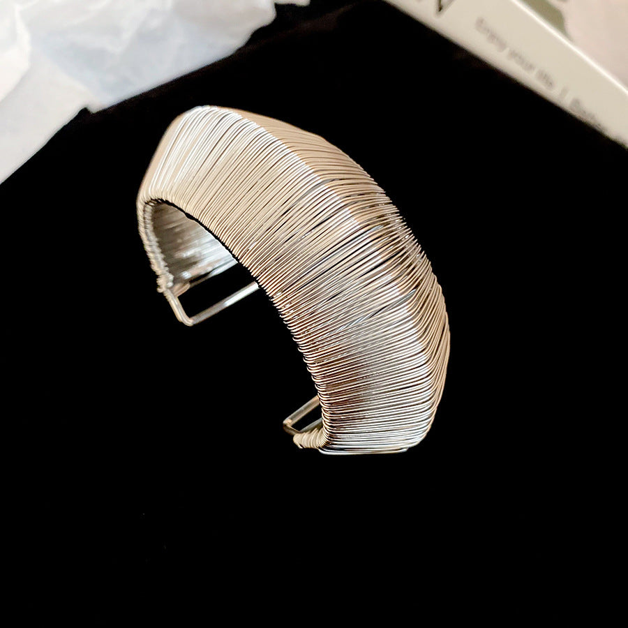 Brazalete Rígido Alambre Plateado Texturizado