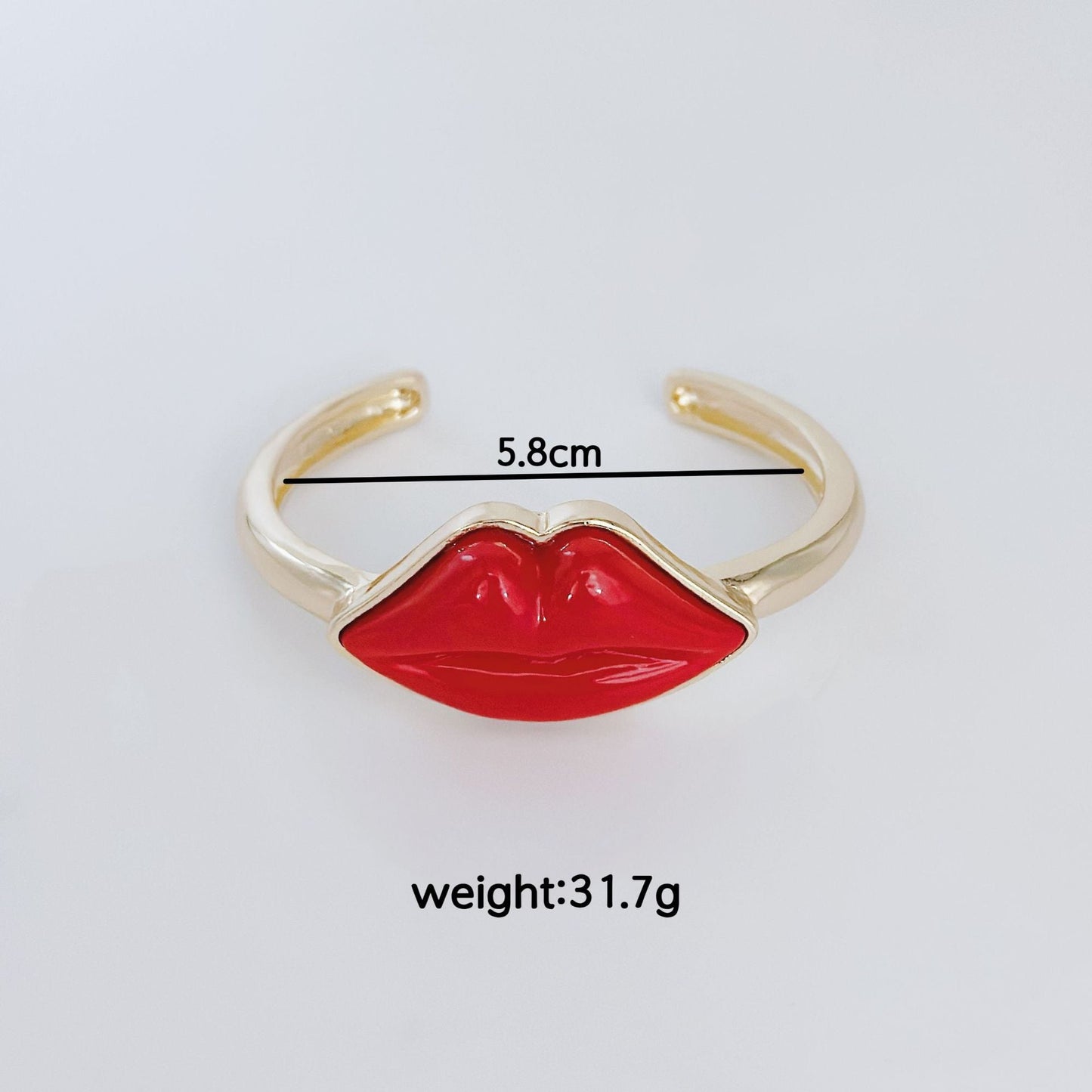 Brazalete Abierto Dorado con Labios Rojos