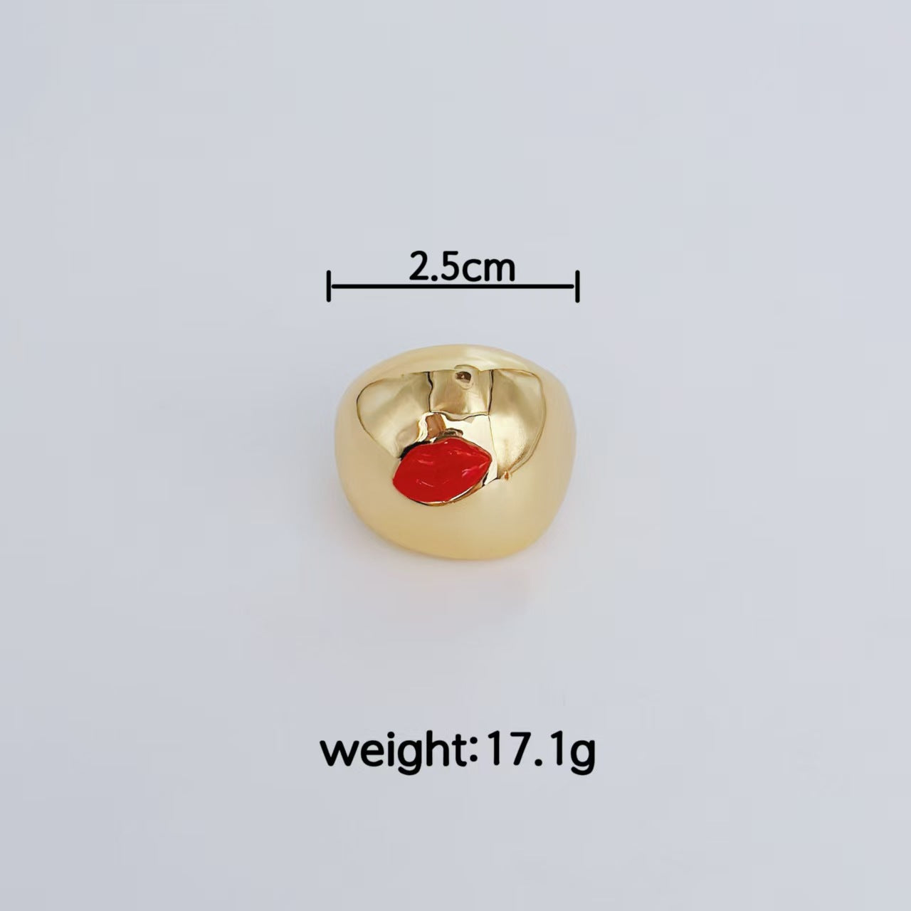 Anillo Voluminoso Dorado con Labios Rojos