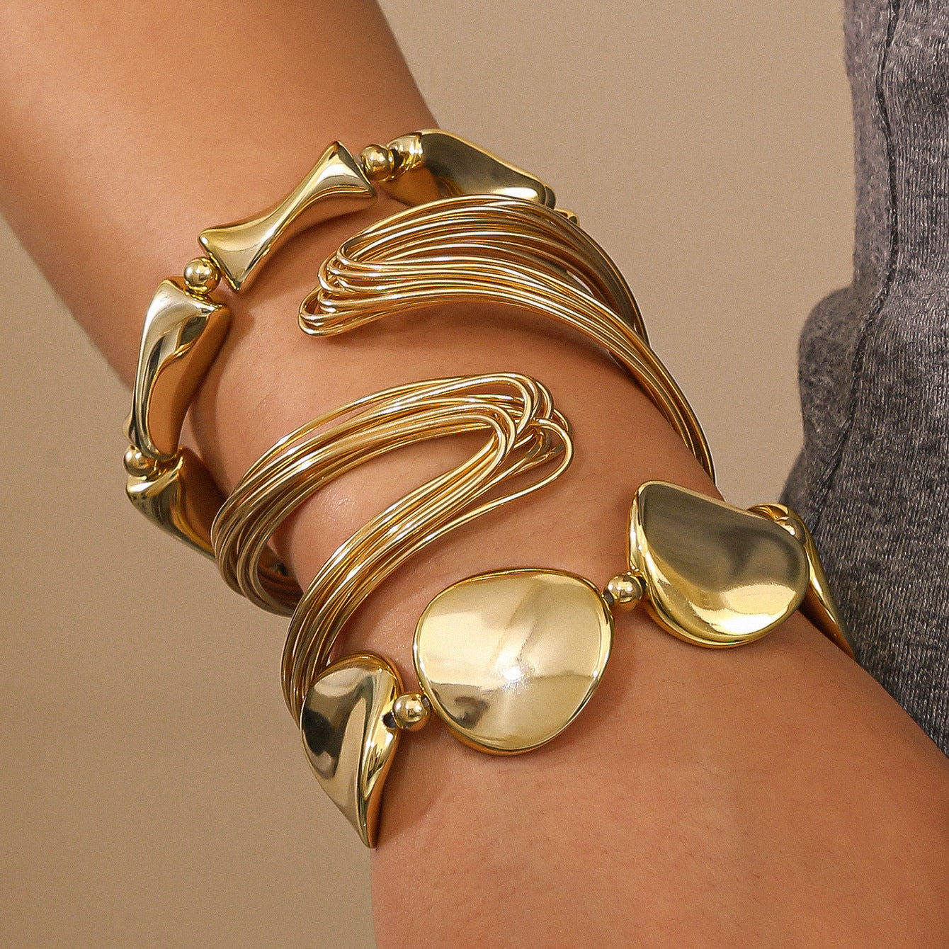 Pulsera Dorada Escultórica de Eslabones