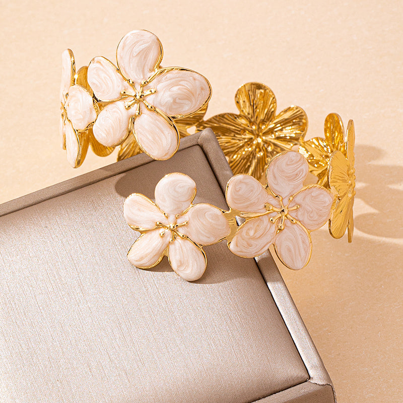 Anillo Flor Esmaltada Blanca con Centro Dorado