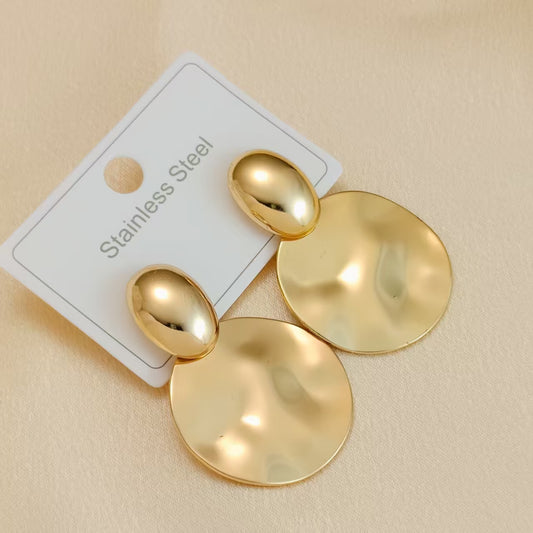 Aretes Disco Martillado de Acero Dorado