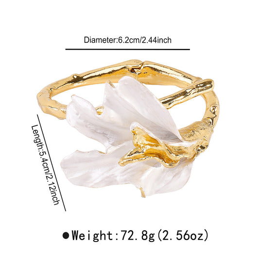 Brazalete Rígido Bambú con Flor Blanca Esculpida
