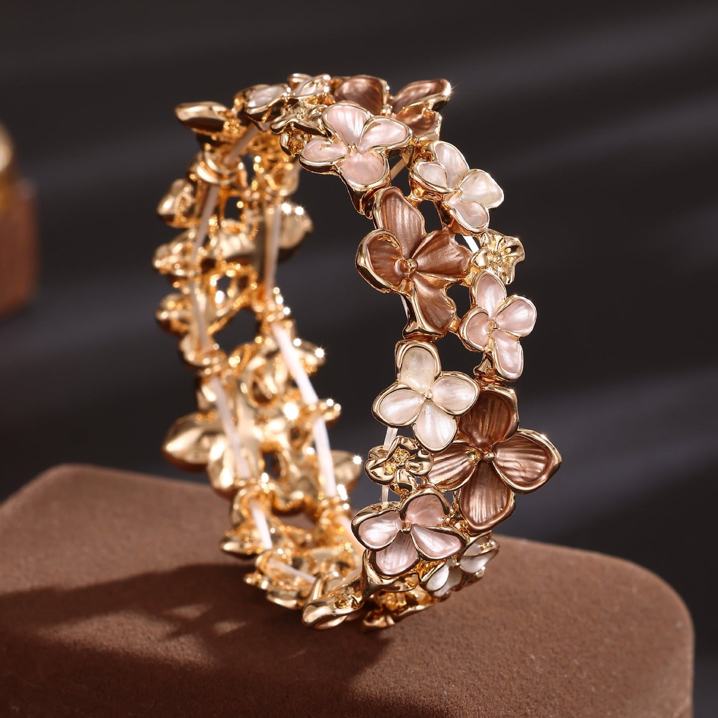 Brazalete Flores Esmaltadas Tonos Nude