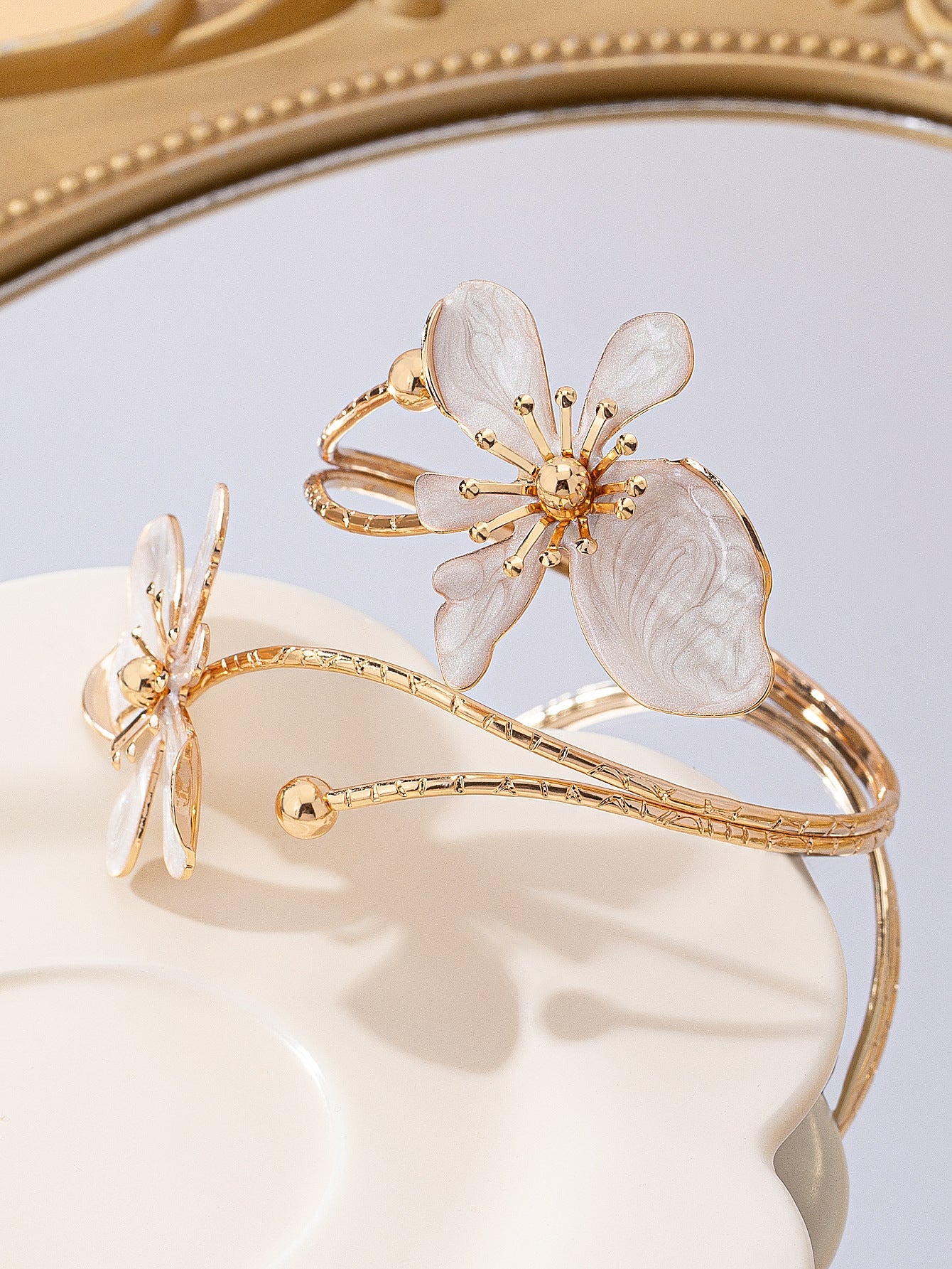 Brazalete de Brazo Flor Esmaltada Blanco Nácar