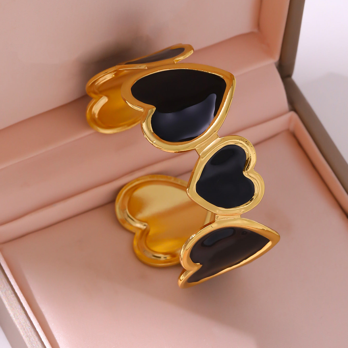 Brazalete Corazones Esmaltados Negro y Dorado