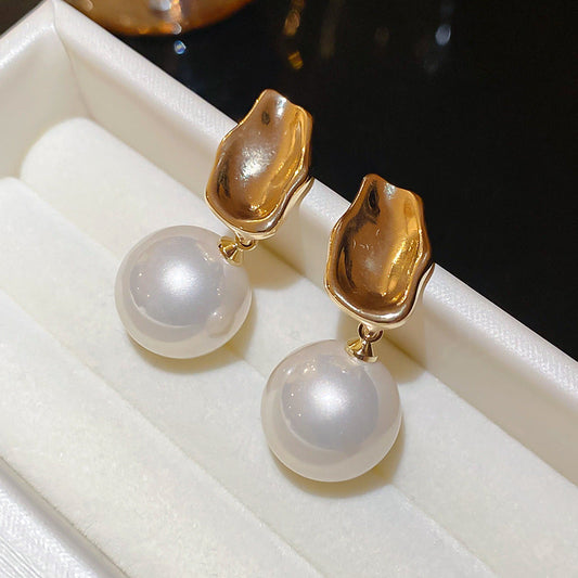 Aretes Pétalo Dorado con Perla Colgante