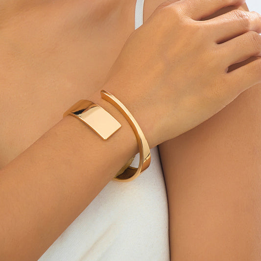 Brazalete Rígido Abierto con Placa Dorada