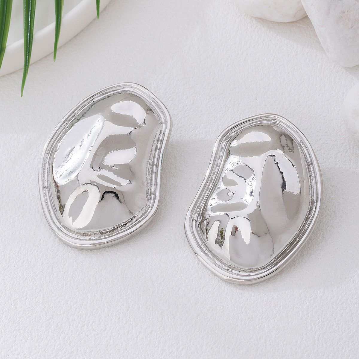 Aretes Óvalo Martillado en Plateado