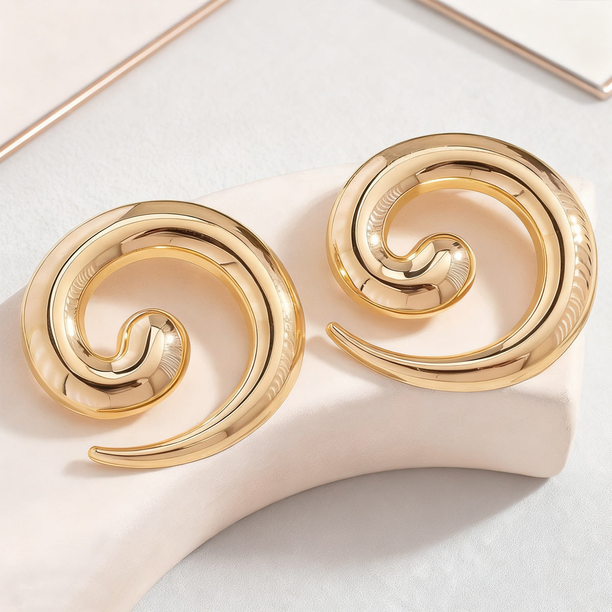 Aretes Espiral Caracol Dorado Pulido