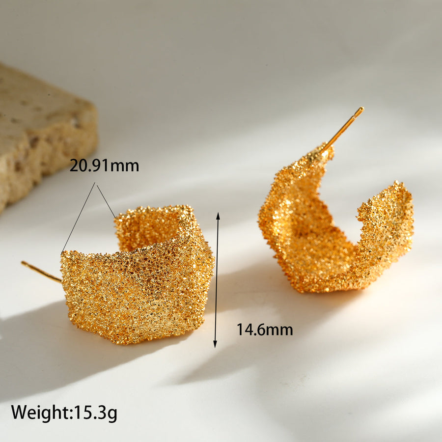 Aretes Anchos Textura Granulada Dorado