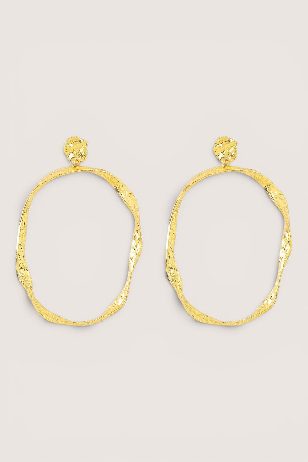 Aretes Aro Oval Martillado Dorado