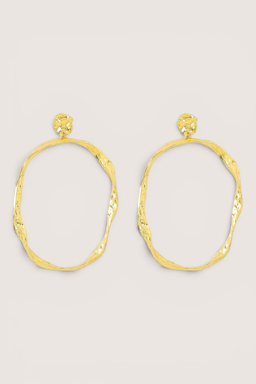 Aretes Aro Oval Martillado Dorado