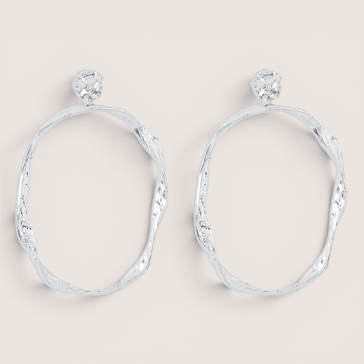 Aretes Aro Oval Irregular Martillado Plateado