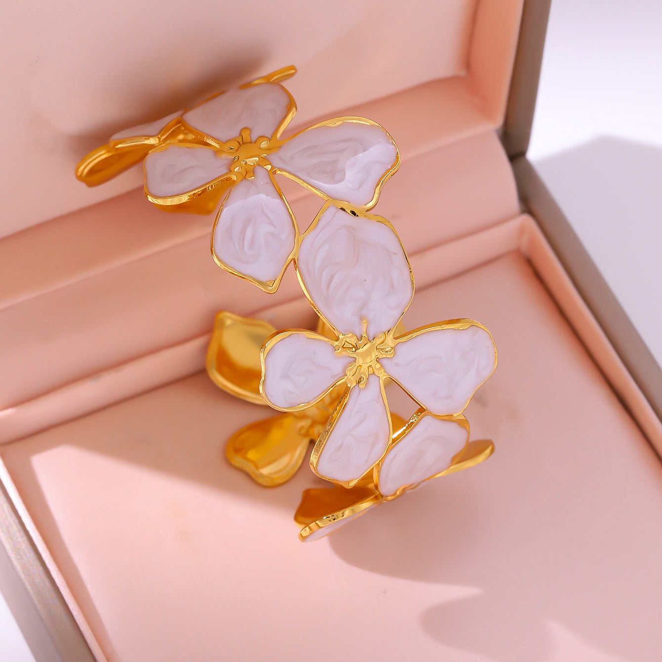 Brazalete Flores Esmaltadas Blanco y Dorado