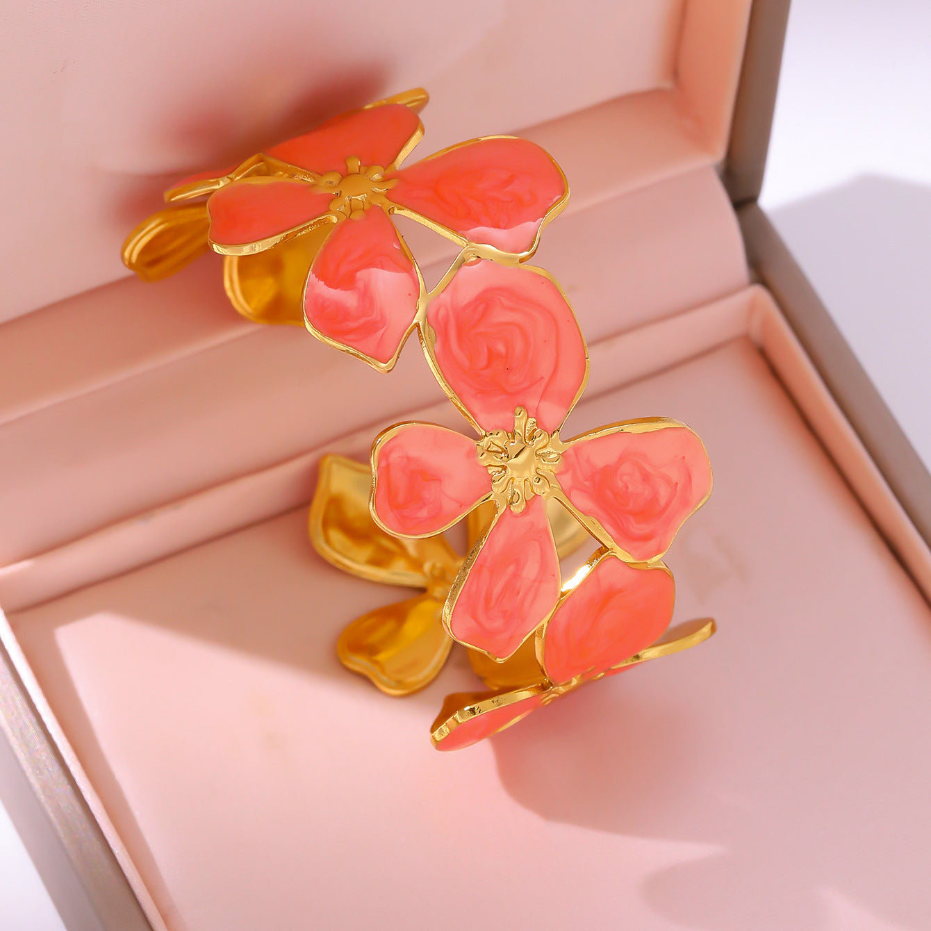 Brazalete Flores Esmaltadas Coral y Dorado