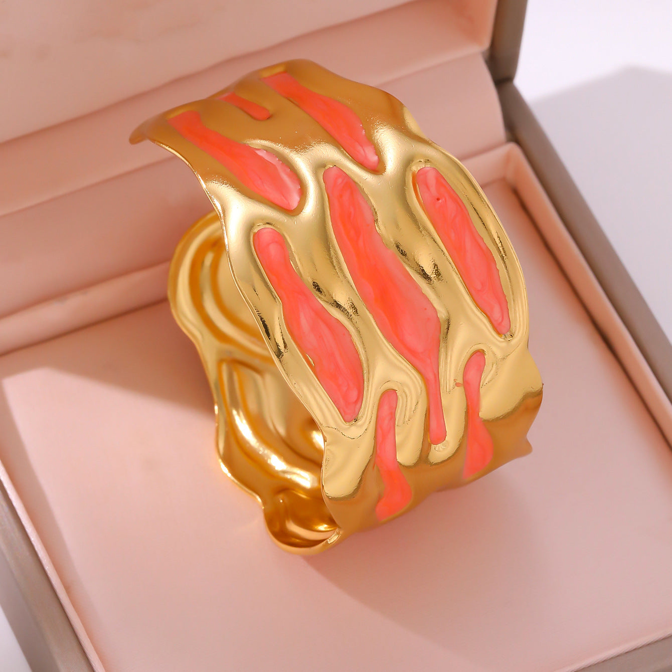 Brazalete Ancho Esmalte Coral y Dorado