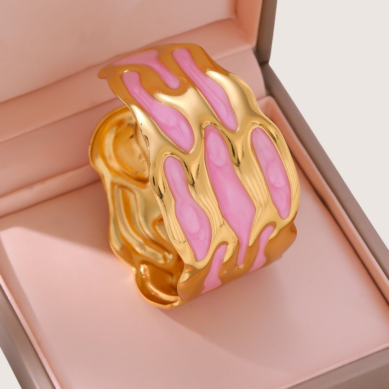 Brazalete Ancho Esmalte Rosa y Dorado