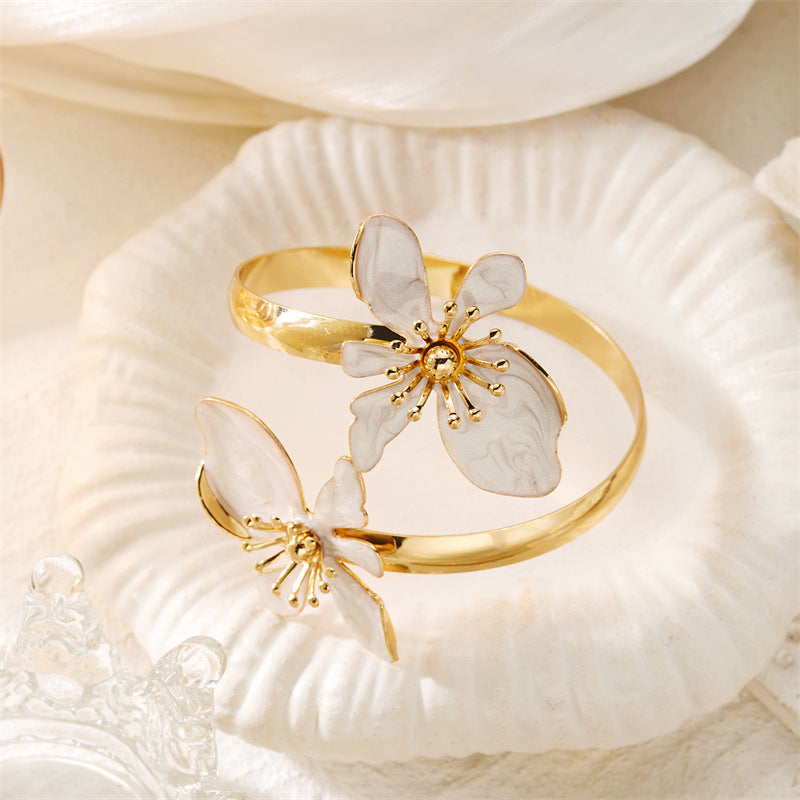 Brazalete Flor y Mariposa Esmalte Blanco